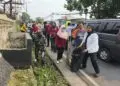 BERSIH-BERSIH -- Bupati Pandeglang Raden Dewi Setiani didampingi jajarannya, relawan, mahasiswa dan masyarakat, membersihkan sampah di sepanjang Jalan Raya Pandeglang - Serang, Selasa (13/10/2026). (ISTIMEWA)