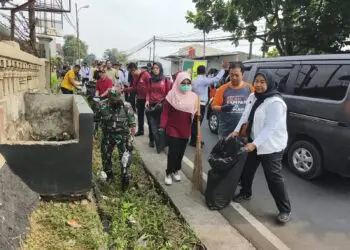 BERSIH-BERSIH -- Bupati Pandeglang Raden Dewi Setiani didampingi jajarannya, relawan, mahasiswa dan masyarakat, membersihkan sampah di sepanjang Jalan Raya Pandeglang - Serang, Selasa (13/10/2026). (ISTIMEWA)