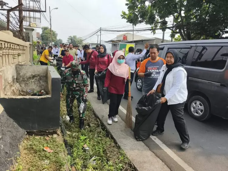 BERSIH-BERSIH -- Bupati Pandeglang Raden Dewi Setiani didampingi jajarannya, relawan, mahasiswa dan masyarakat, membersihkan sampah di sepanjang Jalan Raya Pandeglang - Serang, Selasa (13/10/2026). (ISTIMEWA)