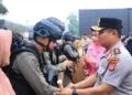 MENYALAMI ANGGOTA : Kapolda Banten Irjenpol Hendra Kurniawan, menyalami anggota Satbrimob Polda Banten, sebelum diberangkatkan ke Papua Tengah. (ISTIMEWA)