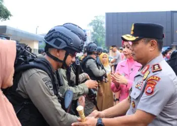 MENYALAMI ANGGOTA : Kapolda Banten Irjenpol Hendra Kurniawan, menyalami anggota Satbrimob Polda Banten, sebelum diberangkatkan ke Papua Tengah. (ISTIMEWA)