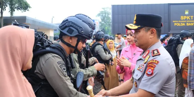 MENYALAMI ANGGOTA : Kapolda Banten Irjenpol Hendra Kurniawan, menyalami anggota Satbrimob Polda Banten, sebelum diberangkatkan ke Papua Tengah. (ISTIMEWA)