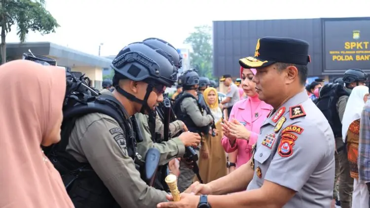 MENYALAMI ANGGOTA : Kapolda Banten Irjenpol Hendra Kurniawan, menyalami anggota Satbrimob Polda Banten, sebelum diberangkatkan ke Papua Tengah. (ISTIMEWA)