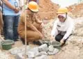 PELETAKAN BATU PERTAMA -- Bupati Pandeglang Raden Dewi Setiani, melaksanakan peletakan batu pertama pembangunan USB TK di Desa Pasirmae, Kecamatan Cipeucang. (ISTIMEWA)