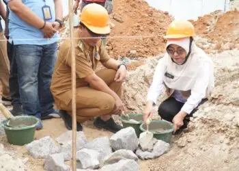 PELETAKAN BATU PERTAMA -- Bupati Pandeglang Raden Dewi Setiani, melaksanakan peletakan batu pertama pembangunan USB TK di Desa Pasirmae, Kecamatan Cipeucang. (ISTIMEWA)