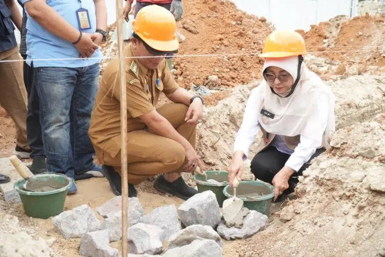 PELETAKAN BATU PERTAMA -- Bupati Pandeglang Raden Dewi Setiani, melaksanakan peletakan batu pertama pembangunan USB TK di Desa Pasirmae, Kecamatan Cipeucang. (ISTIMEWA)