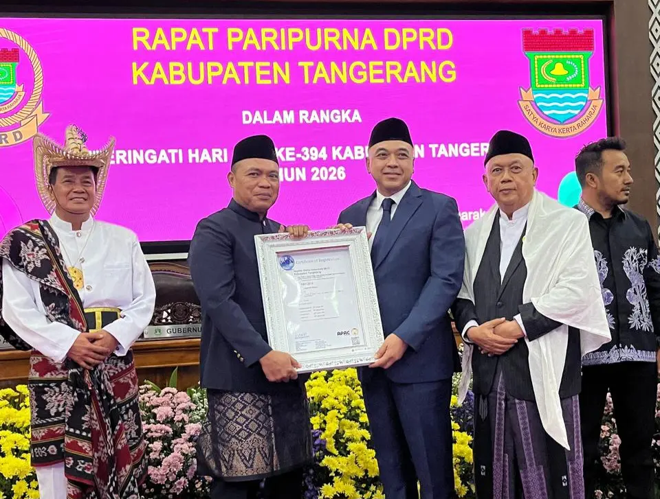 Momen Istimewa Paripurna HUT ke-394, MUI Kabupaten Tangerang Serahkan Sertifikat ISO kepada Bupati