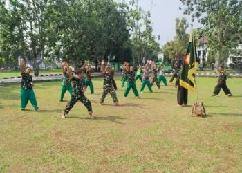 LATIHAN --: Sejumlah personil TNI AD Kodim 0601/Pandeglang, berlatih bela diri pencak silat, di halaman Makodim setempat, Rabu (14/10/2026). (ISTIMEWA)