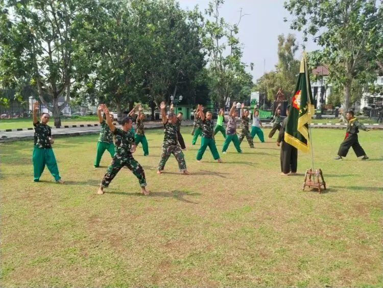 LATIHAN --: Sejumlah personil TNI AD Kodim 0601/Pandeglang, berlatih bela diri pencak silat, di halaman Makodim setempat, Rabu (14/10/2026). (ISTIMEWA)