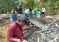 GOTONG ROYONG -- Personel Koramil 0106/Menes Kodim 0601/Pandeglang, gotong royong bangun Jembatan Gantung, di Desa Padahayu, Kecamatan Cikedal, Kabupaten Pandeglang, Rabu (14/10/2026). (ISTIMEWA)