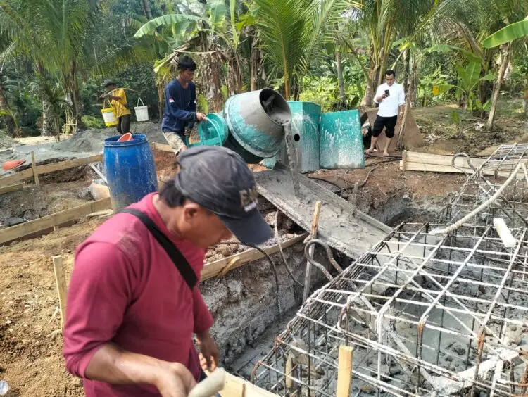 GOTONG ROYONG -- Personel Koramil 0106/Menes Kodim 0601/Pandeglang, gotong royong bangun Jembatan Gantung, di Desa Padahayu, Kecamatan Cikedal, Kabupaten Pandeglang, Rabu (14/10/2026). (ISTIMEWA)