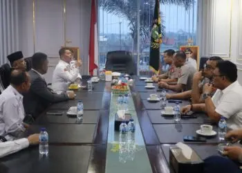 BERBINCANG : Jajaran Polda Banten yang dikomandani Kapolda Banten Irjenpol Hendra Kurniawan berbincang dengan pimpinan DPRD Banten yang diketuai Fahmi Hakim sebagai Ketua DPRD Banten. (ISTIMEWA)