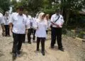 MONITORING -- Bupati Pandeglang Raden Dewi Setiani, melakukan monitoring rencana pembangunan jalan Kampung Reforma Cimanis, Kecamatan Sobang. (ISTIMEWA)