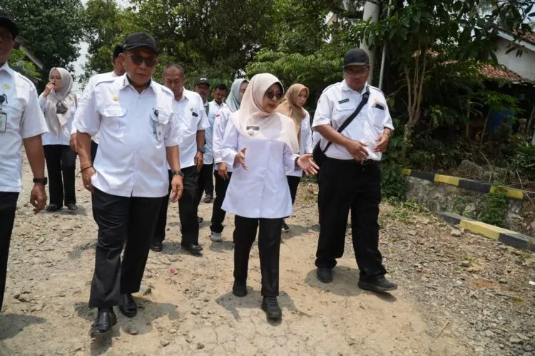 MONITORING -- Bupati Pandeglang Raden Dewi Setiani, melakukan monitoring rencana pembangunan jalan Kampung Reforma Cimanis, Kecamatan Sobang. (ISTIMEWA)
