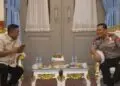 BERBINCANG : Gubernur Banten Andra Soni (kiri), berbincang dengan Kapolda Banten Irjenpol Hendra Kurniawan (kanan). (ISTIMEWA)