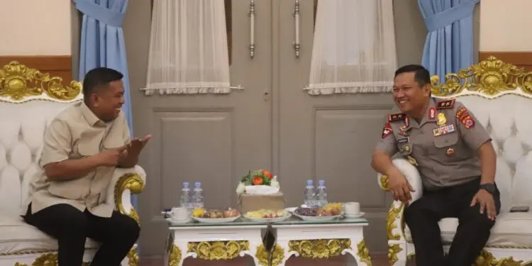 BERBINCANG : Gubernur Banten Andra Soni (kiri), berbincang dengan Kapolda Banten Irjenpol Hendra Kurniawan (kanan). (ISTIMEWA)