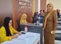 TINJAU PELAYANAN -- Kepala Disdukcapil Kabupaten Serang, Warnerry Poetri, meninjau pelayanan di kantornya. (ISTIMEWA)