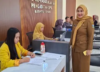 TINJAU PELAYANAN -- Kepala Disdukcapil Kabupaten Serang, Warnerry Poetri, meninjau pelayanan di kantornya. (ISTIMEWA)