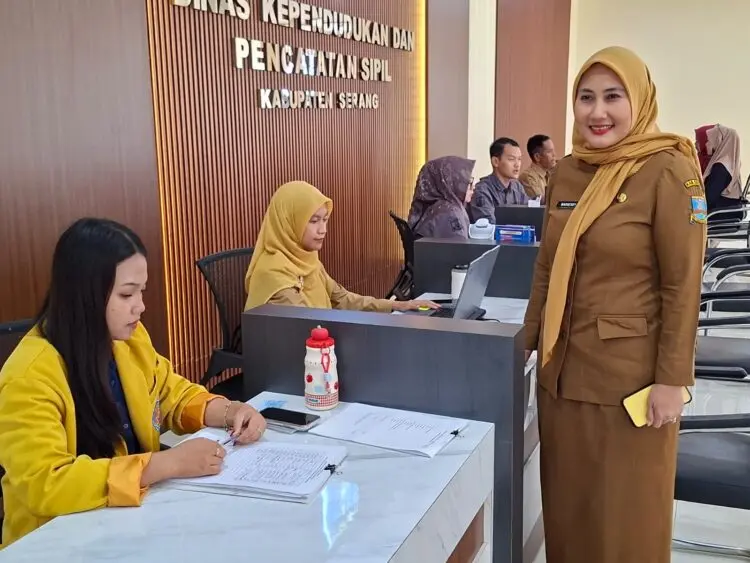 TINJAU PELAYANAN -- Kepala Disdukcapil Kabupaten Serang, Warnerry Poetri, meninjau pelayanan di kantornya. (ISTIMEWA)