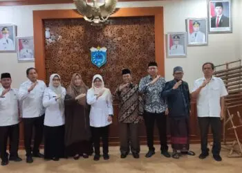 FOTO BERSAMA - Bupati Pandeglang Raden Dewi Setiani, berfoto bersama dengan jajaran Panitia Pelaksana HSN ke 12, serta jajaran pejabat Kemenag, belum lama ini. (ISTIMEWA)