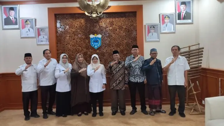 FOTO BERSAMA - Bupati Pandeglang Raden Dewi Setiani, berfoto bersama dengan jajaran Panitia Pelaksana HSN ke 12, serta jajaran pejabat Kemenag, belum lama ini. (ISTIMEWA)