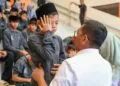 MENYAPA ANAK : Gubernur Banten Andra Soni, menyapa anak penerima bantuan Sekolah Rakyat di Kabupaten Lebak, beberapa waktu lalu. Di tahun depan, Pemprov Banten menambah anggaran untuk sekolah gratis hingga Rp520 Miliaran. (ISTIMEWA)