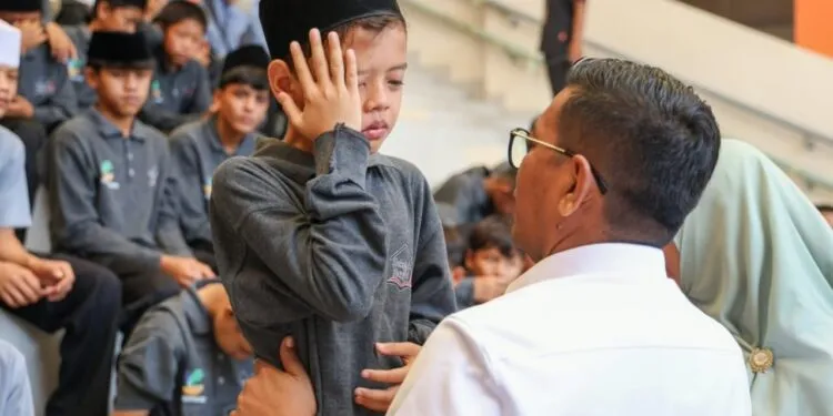 MENYAPA ANAK : Gubernur Banten Andra Soni, menyapa anak penerima bantuan Sekolah Rakyat di Kabupaten Lebak, beberapa waktu lalu. Di tahun depan, Pemprov Banten menambah anggaran untuk sekolah gratis hingga Rp520 Miliaran. (ISTIMEWA)