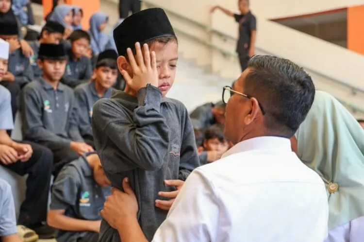 MENYAPA ANAK : Gubernur Banten Andra Soni, menyapa anak penerima bantuan Sekolah Rakyat di Kabupaten Lebak, beberapa waktu lalu. Di tahun depan, Pemprov Banten menambah anggaran untuk sekolah gratis hingga Rp520 Miliaran. (ISTIMEWA)
