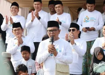 MENYAMPAIKAN SAMBUTAN : Gubernur Banten Andra Soni, menyampaikan sambutan pada momen perayaan Hari Santri Nasional. (ISTIMEWA)