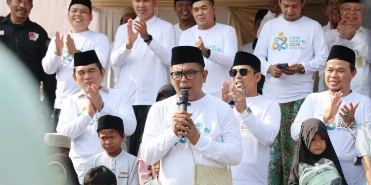 MENYAMPAIKAN SAMBUTAN : Gubernur Banten Andra Soni, menyampaikan sambutan pada momen perayaan Hari Santri Nasional. (ISTIMEWA)