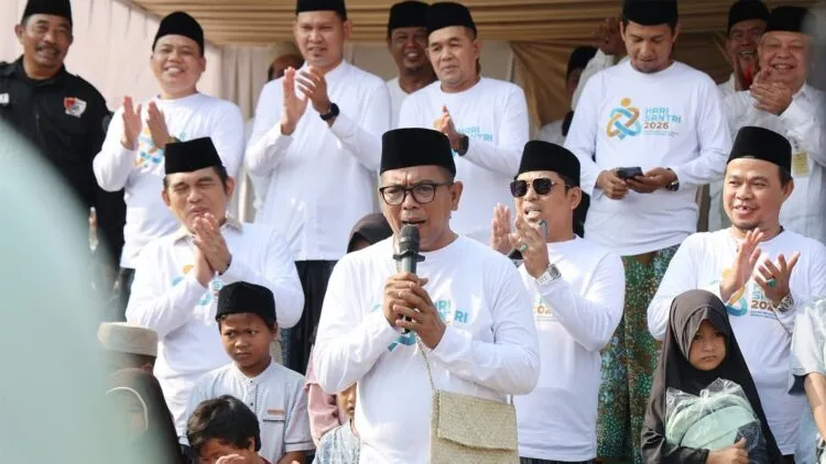 MENYAMPAIKAN SAMBUTAN : Gubernur Banten Andra Soni, menyampaikan sambutan pada momen perayaan Hari Santri Nasional. (ISTIMEWA)