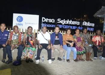 BERKUNJUNG -- Sejumlah pelaku bisnis dari Papua Nugini, berkunjung ke Wisata Bukit Sinyonya, serta berfoto bersama dengan Kades Bandung, Kecamatan Banjar Kabupaten Pandeglang, belum lama ini. (ISTIMEWA)