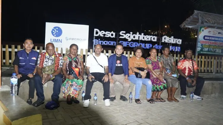 BERKUNJUNG -- Sejumlah pelaku bisnis dari Papua Nugini, berkunjung ke Wisata Bukit Sinyonya, serta berfoto bersama dengan Kades Bandung, Kecamatan Banjar Kabupaten Pandeglang, belum lama ini. (ISTIMEWA)