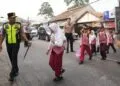 MENYEBRANGKAN ANAK SEKOLAH : Kapolda Banten Irjenpol Hendra Kurniawan, menyebrangkan anak sekolah dalam kegiatan Gatur pagi di SDN Banjarsari 2. (ISTIMEWA)