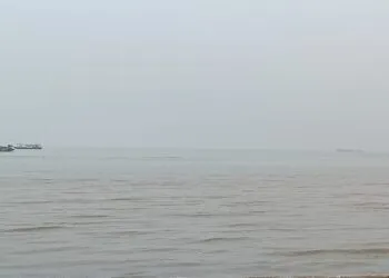 BERKABUT : Kondisi perairan Selat Sunda, berkabut sejak beberapa hari lalu. Saat ini, asap karhutla mulai masuk ke beberapa wilayah di Banten. (ISTIMEWA)