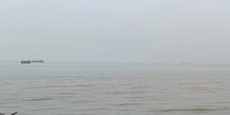 BERKABUT : Kondisi perairan Selat Sunda, berkabut sejak beberapa hari lalu. Saat ini, asap karhutla mulai masuk ke beberapa wilayah di Banten. (ISTIMEWA)