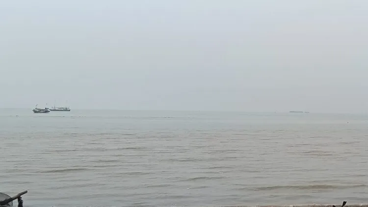 BERKABUT : Kondisi perairan Selat Sunda, berkabut sejak beberapa hari lalu. Saat ini, asap karhutla mulai masuk ke beberapa wilayah di Banten. (ISTIMEWA)