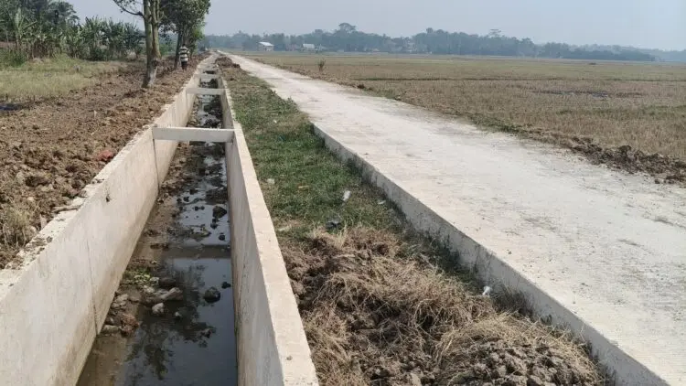 TIDAK BERFUNGSI : Saluran Irigasi Cisangu Bawah, di Desa Bojongpandan, Kecamatan Tunjungteja, Kabupaten Serang, tidak berfungsi dan menyebabkan pasokan air areal pesawahan tidak berjalan. Akibat hal itu, para petani tidak bisa menggarap sawah mereka, karena kekurangan air. (ISTIMEWA)