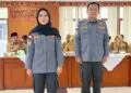 Dua orang ASN Pemkab Serang, menunjukkan seragam Aslinmas. (ISTIMEWA)