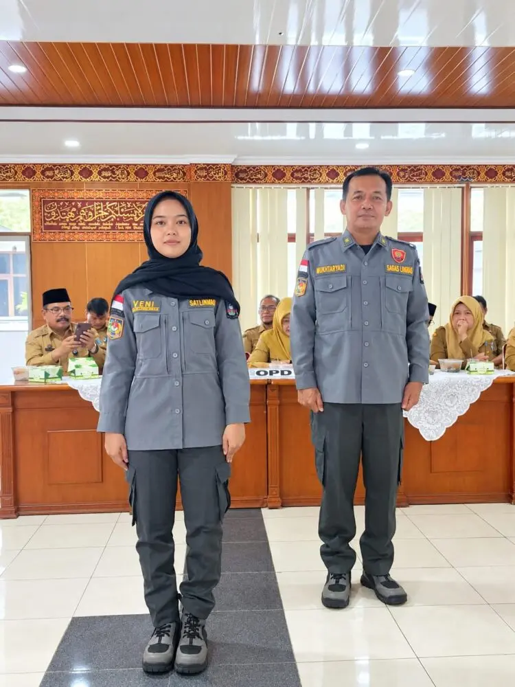 Dua orang ASN Pemkab Serang, menunjukkan seragam Aslinmas. (ISTIMEWA)