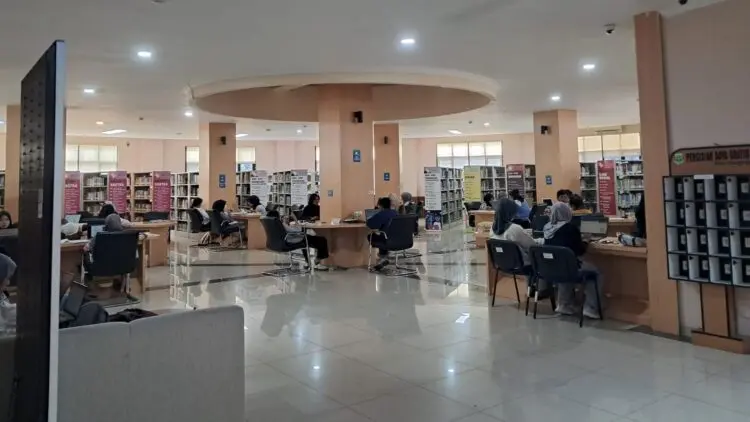 MEMBACA : Perpusda Banten, banyak dikunjungi masyarakat untuk membaca dan mencari referensi buku. (ISTIMEWA)