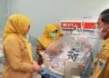 MENJENGUK -- Bupati Pandeglang Raden Dewi Setiani, menjenguk bayi yang dibuang dalam kantong kresek dan ditemukan di Pesisir Pantai Bunda, Panimbang, yang tengah menjalani perawatan di RSUD Berkah Pandeglang, Selasa (20/10/2026). (ISTIMEWA)