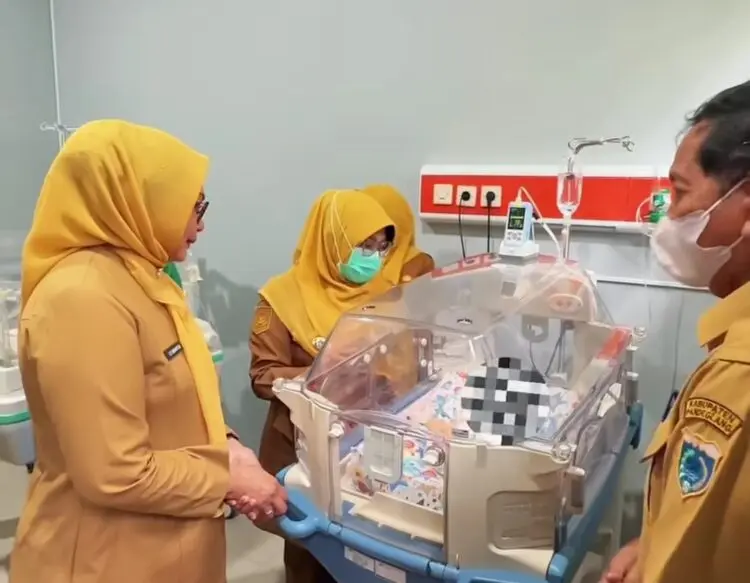 MENJENGUK -- Bupati Pandeglang Raden Dewi Setiani, menjenguk bayi yang dibuang dalam kantong kresek dan ditemukan di Pesisir Pantai Bunda, Panimbang, yang tengah menjalani perawatan di RSUD Berkah Pandeglang, Selasa (20/10/2026). (ISTIMEWA)
