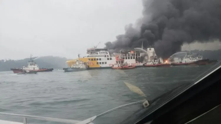 TERBAKAR : KMP Batu Mandi, terbakar di Perairan Merak, Selasa (20/10/2026). (ISTIMEWA)