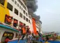 EVAKUASI : Para penumpang KMP Batu Mandi, dievakuasi karena kapal milik PT ASDP Indonesia Ferry tersebut terbakar. (ISTIMEWA)
