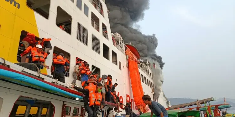 EVAKUASI : Para penumpang KMP Batu Mandi, dievakuasi karena kapal milik PT ASDP Indonesia Ferry tersebut terbakar. (ISTIMEWA)