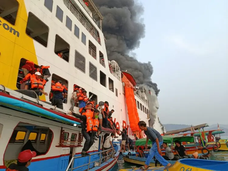 EVAKUASI : Para penumpang KMP Batu Mandi, dievakuasi karena kapal milik PT ASDP Indonesia Ferry tersebut terbakar. (ISTIMEWA)