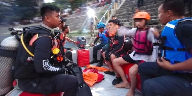 MELAKUKAN PENCARIAN : Tim gabungan, melakukan pencarian anak tenggelam di danau KP3B. (ISTIMEWA)