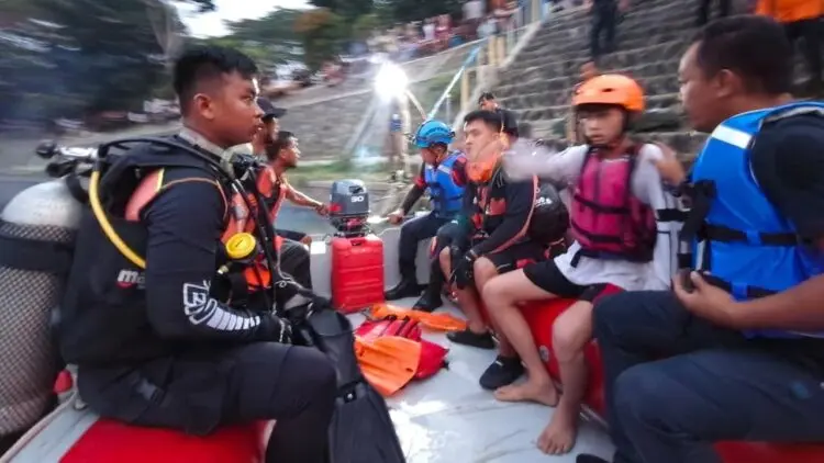 MELAKUKAN PENCARIAN : Tim gabungan, melakukan pencarian anak tenggelam di danau KP3B. (ISTIMEWA)