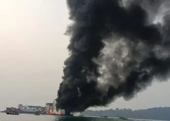 TERBAKAR : KMP Batumandi, terbakar di Perairan Merak, Selasa (20/10/2026). (ISTIMEWA))